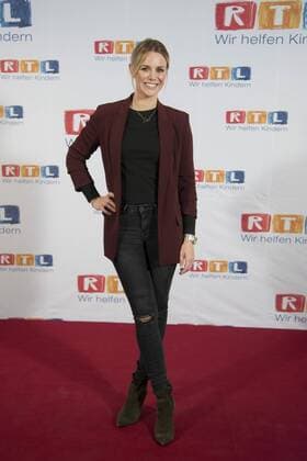 Sandra KUHN, Moderatorin, Portraet, Porträt, Portrait, angeschnittenes Einzelbild, Einzelmotiv, 23. RTL Spendenmarathon Wir helfen Kindern , Fernsehen, 23.-24.11.2017.