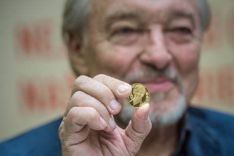 Entertainment Bilder des Tages Czech famous singer Karel Gott (in the background) solemnly coined gold and silver medals with his own portrait for the series Slavici ve zlate (Nightingales in gold) in the Czech Mint, on December 5, 2018, in Jablonec nad Nisou, Czech Republic. (CTKxPhoto RadekxPetrasek) CTKPhotoP201812050502101  PER 3