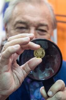 Czech famous singer Karel Gott (in the background) solemnly coined gold and silver medals with his own portrait for the series Slavici ve zlate (Nightingales in gold) in the Czech Mint, on December 5, 2018, in Jablonec nad Nisou, Czech Republic. (CTKxPhoto RadekxPetrasek) CTKPhotoP201812050503801  PER 4
