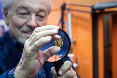 Czech famous singer Karel Gott (in the background) solemnly coined gold and silver medals with his own portrait for the series Slavici ve zlate (Nightingales in gold) in the Czech Mint, on December 5, 2018, in Jablonec nad Nisou, Czech Republic. (CTKxPhoto RadekxPetrasek) CTKPhotoP201812050506001  PER 5