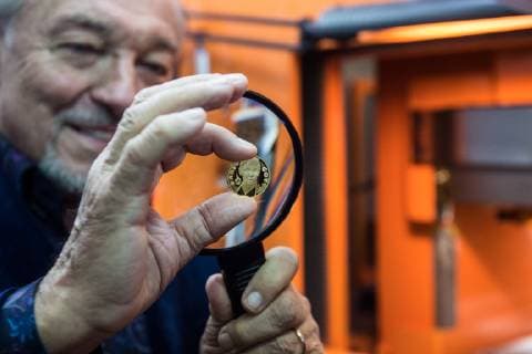 Czech famous singer Karel Gott (in the background) solemnly coined gold and silver medals with his own portrait for the series Slavici ve zlate (Nightingales in gold) in the Czech Mint, on December 5, 2018, in Jablonec nad Nisou, Czech Republic. (CTKxPhoto RadekxPetrasek) CTKPhotoP201812050510401  PER 6