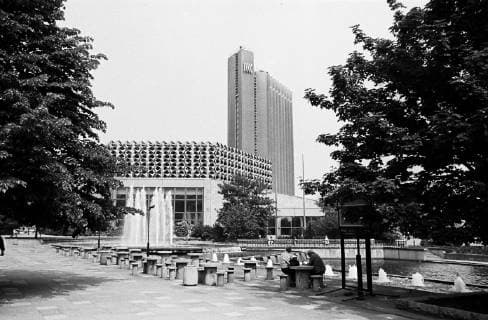 Innenstadt 20.05.1990, DDR, Karl- Marx- Stadt, Innenstadt, Architektur, Stadthalle, Interhotel Kongress, Stadthallenpark und Brunnen *** town city centre 20 05 1990 GDR Karl Marx town city centre architecture town hall Interhotel congress town hall park and fountain