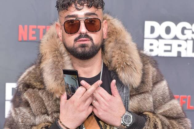 Weltpremiere von DOGS OF BERLIN Haftbefehl, buergerlich Aykut Anhan, ist ein tuerkeistaemmiger deutscher Rapper am schwarzen Teppich zur Weltpremiere von DOGS OF BERLIN im Kino International am 06.12.2018 *** World premiere of DOGS OF BERLIN arrest warrant bourgeois Aykut Anhan is a Turkish German rapper on the black carpet to the world premiere of DOGS OF BERLIN at Kino International on 06 12 2018