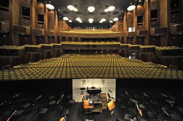 Blick von der Bühne in der Zuschauerraum mit Orchestergraben, Deutsche Oper Berlin, Berlin, Deutschland, Europa Copyright: imageBROKER/IngoxSchulz iblisb01161678.jpg