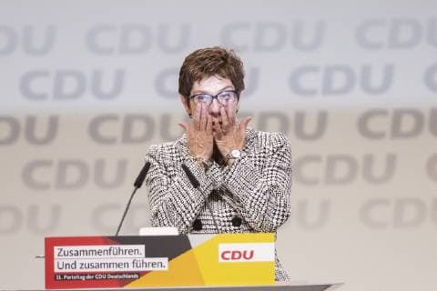 News Themen der Woche KW49 News Bilder des Tages Die neu gewaehlte Vorsitzende der CDU Annegret Kramp-Karrembauer (C) gruesst die applaudierende Delegierte nach der Verkuendung der Wahlergebnisse beim 31. Parteitag der CDU Deutschland in der Messe in Hamburg am 7. DEzember 2018. 31. CDU Parteitag *** The newly elected CDU chairperson Annegret Kramp Karrembauer C greets the applauding delegate after the announcement of the election results at the 31 CDU Germany party conference at the Hamburg fair on 7 December 2018 31 CDU party conference