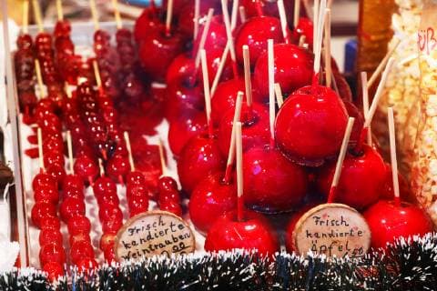 Traditioneller Weihnachtsmarkt in der Spandauer Altstadt - GER, Germany, Deutschland, Berlin, 04.12.2018 - Berlin-Spandau: 45. Traditioneller Spandauer Weihnachtsmarkt mit einer großen Weihnachtstanne. Von Montag bis Freitag öffnen etwa 250 Marktstände, Kunsthandwerker und Schausteller in der Carl-Schurz-Straße und auf dem Marktplatzgelände. An den Adventswochenenden erhöht sich die Zahl der Anbieter im gesamten Bereich der Altstadt auf über 400. Aufgrund des Terroranschlags vom 19.12.2016 auf den Weihnachtsmarkt am Breitscheidplatz in der Berliner City wurden aktuell zum Schutz der Bevölkerung auch im Bereich der Spandauer Altstadt umfangreiche Sicherheitsvorkehrungen getroffen. Polizei und Sicherheitsdienste patrouillieren ständig über das Gelände. - Frisch kandierte Weintrauben zu 2,00 Euro und frisch kandierte Äpfel zu 1,5