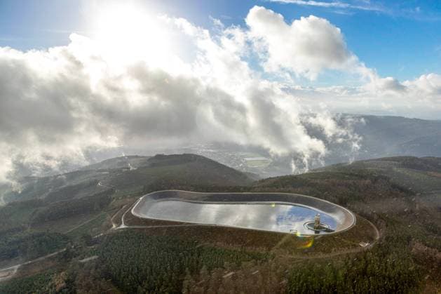 IMAGO Nature: Unsere Erde, Energiequellen, Wasserkraft Luftaufnahme, Pumpspeicherwerk Rönkhausen, Reparaturarbeiten am Oberbecken, Luftbild, Oberbecken mit Einlaufturm, Unterbecken im Tal, Glinge, Finnentrop, Sauerland, Nordrhein-Westfalen, Deutschland !ACHTUNGxMINDESTHONORARx60xEURO! *** Aerial view of Rönkhausen pump storage plant Repair work on upper reservoir Aerial view of upper reservoir with inlet tower Lower reservoir in the valley Glinge Finnentrop Sauerland North Rhine-Westphalia Germany ACHTUNGxMINDESTHONORARx60xEURO