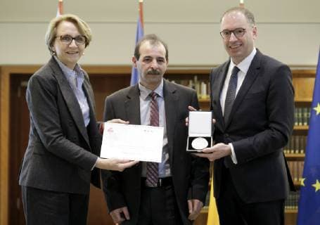 Verleihung des Deutsch-Franzoesischen Preises fuer Menschenrechte und Rechtsstaatlichkeit an den Syrer Anwar al-Bunni mit Niels Annen, Staatsminister im Auswaertigen Amt, und der franzoesischen Botschafterin Anne-Marie Decotes. Berlin, 10.12.2018, Berlin Deutschland