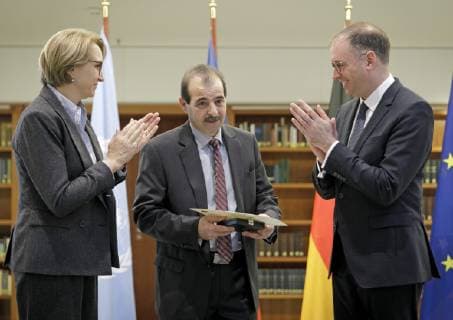 Verleihung des Deutsch-Franzoesischen Preises fuer Menschenrechte und Rechtsstaatlichkeit an den Syrer Anwar al-Bunni mit Niels Annen, Staatsminister im Auswaertigen Amt, und der franzoesischen Botschafterin Anne-Marie Decotes. Berlin, 10.12.2018, Berlin Deutschland