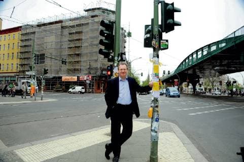 Bezirksstadtrat für Stadtentwicklung und stellvertretender Bezirksbürgermeister Jens-Holger Kirchner (Bündnis 90 Die Grünen) an der Kreuzung Schönhauser Allee Eberswsalder Straße in Berlin Pankow Berlin Deutschland *** District Councillor for Urban Development and Deputy District Mayor Jens Holger Kirchner Bündnis 90 Die Grünen am der Kreuzgung Schönhauser Allee Eberswsalder Straße in Berlin Pankow Berlin Germany Copyright: xdorisxspiekermann-klaasxTSPx