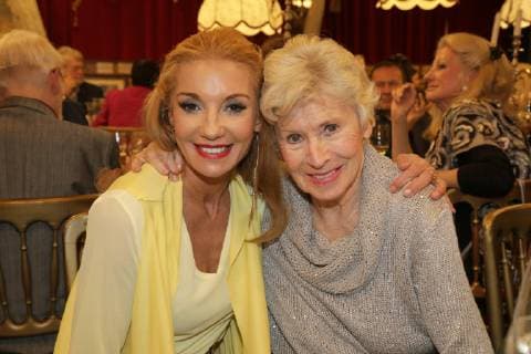 10.12.2018, Marchfelderhof Deutsch-Wagram, Verleihung der EISERNEN RAMPENSAU 2018, im Bild: Leila Strahl, Waltraut Haas, Verleihung der EISERNEN RAMPENSAU 2018