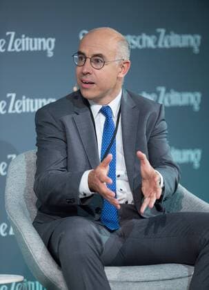 Professor Gabriel J. FELBERMAYR (Leiter des ifo Instituts Leibniz-Zentrum fuer Wirtschaftsforschung an der Universitaet Muenchen) Panel 10: Europa, USA, China - Wer bestimmt die Regeln der Globalisierung? Sueddeutsche Zeitung Wirtschaftsgipfel 2018 im Hotel Adlon in Berlin, Deutschland am 14.11.2018.