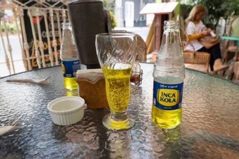 xmhx, Reise Architektur, Peru, Lima, Inca Kola in einem Restaurant in Barranco (Lima) Reise, Architektur, Natur *** xmhx journey architecture Peru Lima Inca Kola in a restaurant in Barranco Lima journey architecture nature