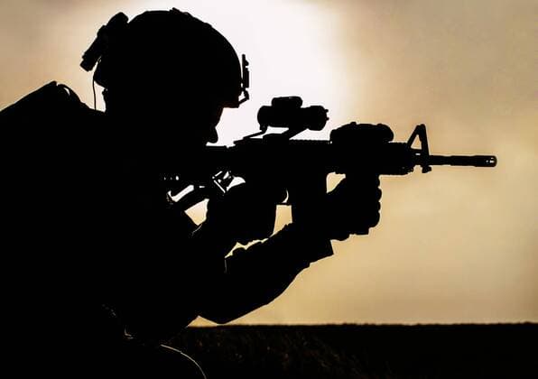  Silhouette of young soldier in military helmet against the sun model released Symbolfoto  Copyright: xzabelinx Panthermedia10744877