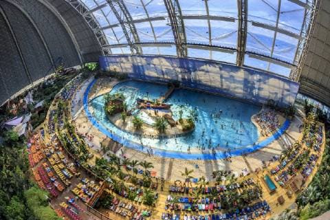 Tropical Islands wird verkauft DEU Brandenburg Brand - Briesen Â Die Freizeiteinrichtung Tropical Islands in Brand (Dahme-Spreewald) soll soll im Februar kommenden Jahres an die spanische Unternehmensgruppe Parques Reunidos Group verkauft werden. Bisheriger Eigentümer ist der Mischkonzern Tanjong aus Malaysia. Laut dem Wirtschafts-Blog der spanischen Nachrichtenagentur Efe beträgt der Kaufpreis 226 Millionen Euro. Die spanischen Gruppe betriebt weltweit 64 Parks von denen 30 in Europa liegen. Laut eigenen Angaben besuchten 2017 rund 1,1 Millionen Gäste die ehemalige Zeppelin-Montagehalle. Damit gilt das Tropical Islands als größte tropische Freizeitanlage in Europa. 2004 eröffnete der Freizeitpark vor den Toren Berlins in der ehemaligen Cargolifter-Werfthalle im Landkreis Dahme-Spreewald. Seitdem wurde er mehrmals erweitert. Im J