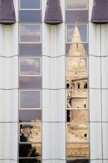 IMAGO Creative: Dichotomien, Reflexionen - Architektur Spiegelung der Fischerbastei in Budapest, Ungarn *** Reflection of the Fishermens Bastion in Budapest Hungary  1065515813
