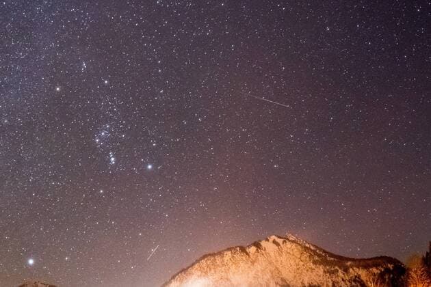Sternschnuppen der Geminiden im Allgäu 13.12.2018, Oberstdorf (Bayern): Eine Sternschnuppe der Geminiden ist am späten Abend über den Bergen der Oberstdorfer Alpen zu sehen., Oberstdorf Deutschland *** Shooting stars of the Geminids in the Allgäu 13 12 2018 Oberstdorf Bavaria A shooting stars of the Geminids can be seen in the late evening over the mountains of the Oberstdorf Alps Oberstdorf Germany