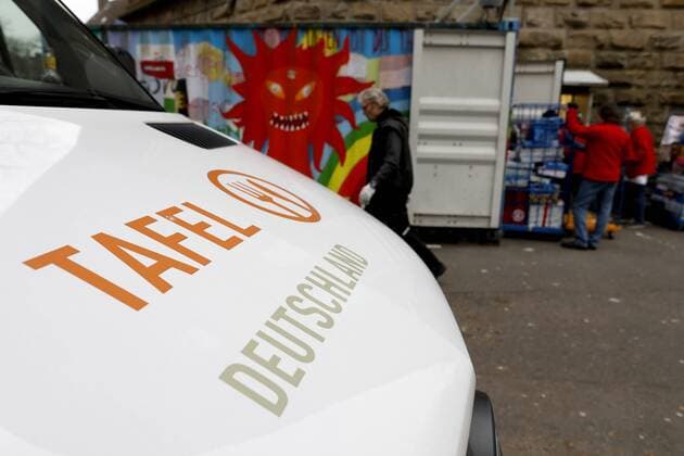 14.12.2018 Essen Tafel Essen . Hier koennen sozialschwache Menschen Essen holen . Ehrenamtliche Mitarbeiter laden die Waren aus dem LKW in den Laden und sortieren die Lebensmittel zur Abholung ein *** 14 12 2018 Essen Tafel Essen Here socially disadvantaged people can get food Volunteers invite the goods from the truck into the shop and sort the food for collection