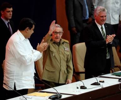 First secretary of the Communist Party of Cuba (PCC), former Cuban President Raul Castro (C), greets next to the President of Cuba, Miguel Diaz-Canel (R); and President of Venezuela, Nicolas Maduro (L), during the XVI Summit of Heads of State and Government of ALBA in Havana, Cuba, 14 December 2018. The nations composing the Bolivarian Alliance for the Peoples of America (ALBA) commemorated in Havana the fourteenth anniversary of the creation of the political bloc. XVI Summit of Heads of State and Government of ALBA !ACHTUNG: NUR REDAKTIONELLE NUTZUNG!  Copyright: xERNESTOxMASTRASCUSAx AME9478 20181215-636804407729160795
