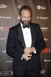 Ralph Fiennes, Gewinner beste europäische Leistung im Weltkino, bei der Verleihung des 31. Europäischen Filmpreises 2018 im Teatro de la Maestranza. Sevilla, 15.12.2018