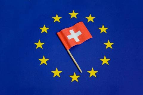 schweizer Fähnchen auf einer EU-Fahne schweizer Fähnchen auf einer EU-Fahne, 09.12.2018, Borkwalde, Brandenburg, Ein schweizer Fähnchen liegt auf einer EU-Fahne. *** Swiss flag on an EU flag Swiss flag on an EU flag 09 12 2018 Borkwalde Brandenburg A Swiss flag lies on an EU flag