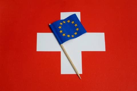 EU-Fähnchen auf einer Schweizer Fahne EU-Fähnchen auf einer Schweizer Fahne, 09.12.2018, Borkwalde, Brandenburg, Auf einer Fahne der Schweiz liegt ein EU-Fähnchen. *** EU flag on a Swiss flag EU flag on a Swiss flag 09 12 2018 Borkwalde Brandenburg EU flag on a Swiss flag
