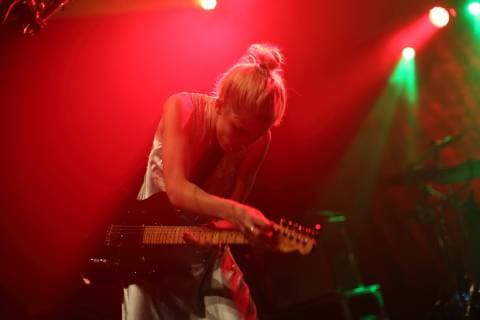 Ellie Rowsell von der Band Wolf Alice bei einem Konzert im Columbia Theater in Berlin, 16. Dezember 2018. Wolf Alice Konzert Berlin