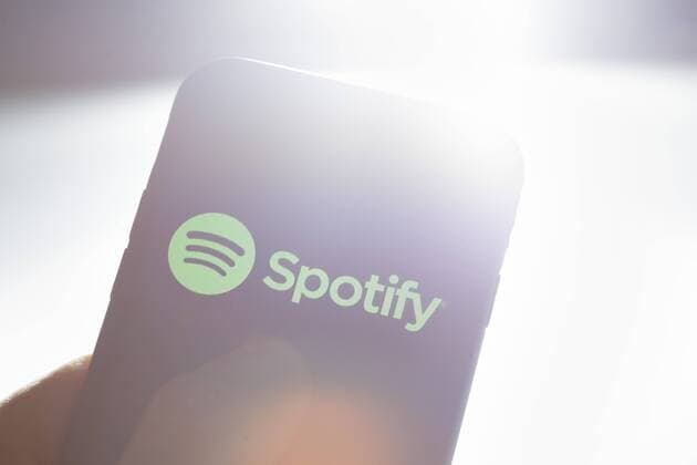 Das Logo von Spotify wird auf einem Smartphone angezeigt. Berlin, 04.10.2018. Berlin Deutschland *** The Spotify logo is displayed on a smartphone Berlin 04 10 2018 Berlin Germany Copyright: xThomasxTrutschel photothek.netx