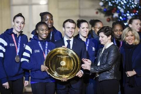 Emmanuel Macron ( president de la Republique ) - Roxana Maracineanu ( ministre des sports ) - Brigitte Macron - Equipe Feminine de Handball France NEWS : Emmanuel Macron avec l Equipe Feminine de Handball - Paris - 17 12 2018 FedericoPestellini Panoramic 