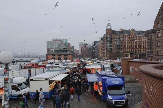 16.12.2018, Hansestadt Hamburg, Deutschland - Fischmarkt in Hamburg-Altona. Foto: Der Hamburger Fischmarkt in Hamburg-Altona, lockt jeden Sonntag bis zu 70000 Besucher an und findet auf einer Freiflaeche am Ufer der Elbe neben der alten Fischauktionhalle statt. An den Staenden kann von Fisch und Obst ueber Blumen und Klamotten bis zu Souvenirartikeln fast alles gekauft werden.