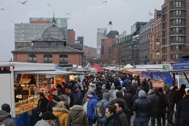 16.12.2018, Hansestadt Hamburg, Deutschland - Fischmarkt in Hamburg-Altona. Foto: Der Hamburger Fischmarkt in Hamburg-Altona, lockt jeden Sonntag bis zu 70000 Besucher an und findet auf einer Freiflaeche am Ufer der Elbe neben der alten Fischauktionhalle statt. An den Staenden kann von Fisch und Obst ueber Blumen und Klamotten bis zu Souvenirartikeln fast alles gekauft werden.