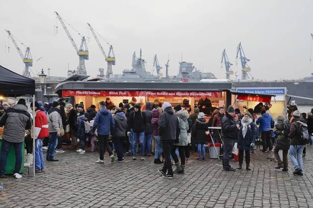 16.12.2018, Hansestadt Hamburg, Deutschland - Fischmarkt in Hamburg-Altona. Foto: Der Hamburger Fischmarkt in Hamburg-Altona, lockt jeden Sonntag bis zu 70000 Besucher an und findet auf einer Freiflaeche am Ufer der Elbe neben der alten Fischauktionhalle statt. An den Staenden kann von Fisch und Obst ueber Blumen und Klamotten bis zu Souvenirartikeln fast alles gekauft werden.