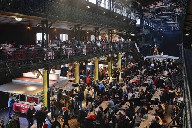 16.12.2018, Hansestadt Hamburg, Deutschland - Fischmarkt in Hamburg-Altona. Foto: Die Fischauktionhalle in Hamburg-Altona ist waehrendt des Fischmarkts geoeffnet, hier wird fruehmorgens zu Live-Musik getanzt. Der Hamburger Fischmarkt in Hamburg-Altona lockt jeden Sonntag bis zu 70000 Besucher an und findet auf einer Freiflaeche am Ufer der Elbe neben der alten Fischauktionhalle statt. An den Staenden kann von Fisch und Obst ueber Blumen und Klamotten bis zu Souvenirartikeln fast alles gekauft werden.