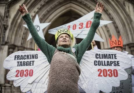 IMAGO Nature: Unsere Erde, Umweltverträgliche Herausforderungen, Fracking Entertainment Themen der Woche KW51 Entertainment Bilder des Tages December 18, 2018 - London, London, UK - London, UK. Vivienne Westwood and climate change activists dressed as an angel, Joseph and three wise men, outside the High Court to protest against fracking policy. Campaigners will challenge new planning guidance for fracking in the High Court today. London UK  - ZUMAl94_ 20181218_zaf_l94_003 Copyright: xRobxPinneyx