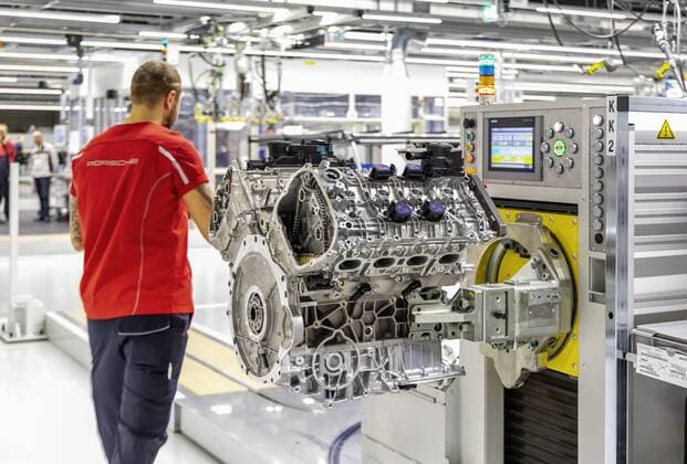 DEU, Deutschland, Stuttgart, 29.11.2018 - Motorenproduktion im neuen Werk 4 bei Porsche. Produktion V8-Motoren. Hier im Werk 4 werden künftig neben Verbrennern modernste Elektromotorten gefertigt. Autonom fahrende Transportsysteme erlauben mehr Fertigungsschritte an einem Ort. Die gesamte Produktion soll CO2-neutral ablaufen. Ziel ist laut Porsche eine sogenannte Zero-Impact-Factory , also eine Fabrik ohne Umweltauswirkungen.