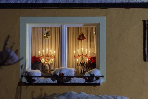 Winter im Erzgebirge DEU Sachsen Seiffen Â Weihnachtsland Erzgebirge: Blick auf das verschneite Seiffen im Erzgebirge. Der kleine Ort Seiffen ist die Heimat der weltberümten Nussknacker und Weihnachtspyramiden. Noch heute lebt der Ort vom Tourismus und der der Hozschnitzkunst. An den Wochenenden drängen sich die Gäste entlang der zahlreichen Verkausstände, am Freitag Abend ist noch die Ruhe vor dem Sturm. ( *** Winter in the Erzgebirge DEU Saxonia Seiffen Christmas country Erzgebirge view of the snow-covered Seiffen in the Erzgebirge the small place Seiffen is the homeland of the world-famous Nussknacker and Weihnachtspyramiden still today lives the place of the tourism and that of the woodcarving art at the weekends crowd the guests along the numerous sales conditions on Friday evening is still the peace before the storm