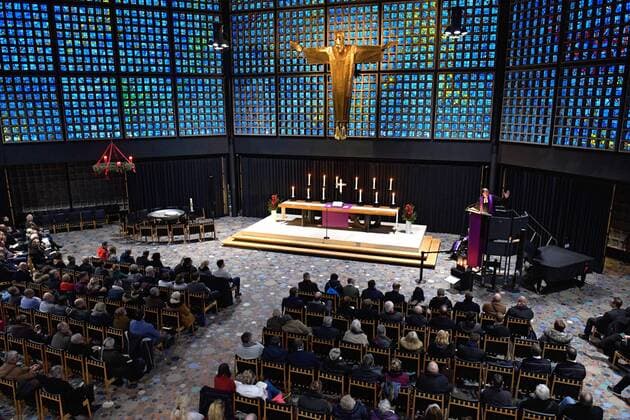 Mit einer Andacht in der Berliner Kaiser-Wilhelm-Gedaechtniskirche ist am zweiten Jahrestag des Anschlags auf den Berliner Weihnachtsmarkt am Breitscheidplatz der Opfer gedacht worden. Die Andacht am Mittwochabend (19.12.2018) wurde von Pfarrerin Dorothea Strauss (Strauß) und Pfarrer Martin Germer (Foto) gestaltet. Am 19. Dezember 2016 hatte der tunesische Terrorist Anis Amri einen Lastwagen vorsaetzlich in die Besuchermenge auf dem Berliner Weihnachtsmarkt am Breitscheidplatz nahe der Kaiser-Wilhelm-Gedaechtniskirche gelenkt. Dabei starben zwoelf Menschen, mehr als 70 wurden teilweise schwer verletzt.(Siehe epd-Meldung vom 19.12.2018) Gedenkandacht am zweiten Jahrestag des Anschlags vom Berliner Breitscheidplatz