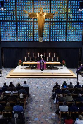 Mit einer Andacht in der Berliner Kaiser-Wilhelm-Gedaechtniskirche ist am zweiten Jahrestag des Anschlags auf den Berliner Weihnachtsmarkt am Breitscheidplatz der Opfer gedacht worden. Die Andacht am Mittwochabend (19.12.2018) wurde von Pfarrerin Dorothea Strauss (Strauß) und Pfarrer Martin Germer gestaltet. Am 19. Dezember 2016 hatte der tunesische Terrorist Anis Amri einen Lastwagen vorsaetzlich in die Besuchermenge auf dem Berliner Weihnachtsmarkt am Breitscheidplatz nahe der Kaiser-Wilhelm-Gedaechtniskirche gelenkt. Dabei starben zwoelf Menschen, mehr als 70 wurden teilweise schwer verletzt.(Siehe epd-Meldung vom 19.12.2018) Gedenkandacht am zweiten Jahrestag des Anschlags vom Berliner Breitscheidplatz