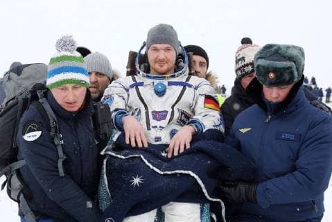 News Themen der Woche KW51 News Bilder des Tages KAZAKHSTAN â€“ DECEMBER 20, 2018: ESA astronaut Alexander Gerst (C) seen as the Soyuz MS-09 descent capsule carrying the ISS Expedition 56 57 crew members lands near the town of Zhezkazgan, Kazakhstan. Alexander Ryumin TASS  TS09BC29