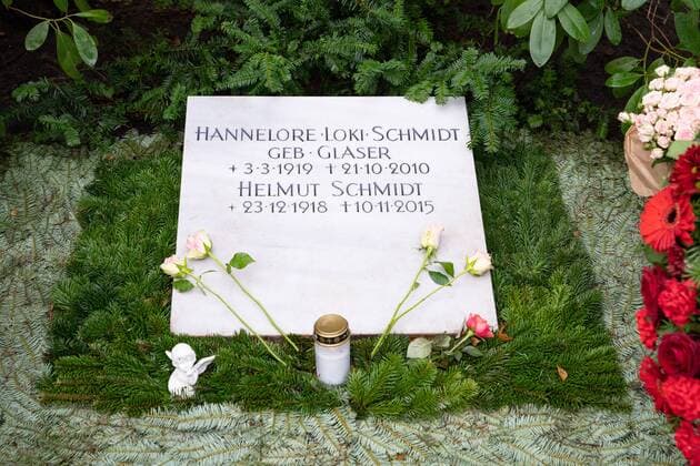 Grab von Helmut und Loki Schmidt auf dem Friedhof Ohlsdorf - Prominente Grabstätte Grabstätten;Kranzniederlegung mit der Vorsitzenden der SPD Hamburg Dr. Melanie Leonhard anlässlich des 100. Geburtstags von Helmut Schmidt - Senatorin Melanie Leonhard legt einen Kranz am Grab von Helmut und Loki Schmidt auf dem Friedhof Ohlsdorf nieder - 100. Gebur, Hamburg Hamburg Deutschland Friedhof Ohlsdorf *** Grave of Helmut and Loki Schmidt at the Ohlsdorf cemetery Prominent Grave of Helmut and Loki Schmidt Graves laid wreaths with the chairman of the SPD Hamburg Dr Melanie Leonhard on the occasion of the 100th birthday of Helmut Schmidt Senator Melanie Leonhard lays a wreath at the grave of Helmut and Loki Schmidt at the Ohlsdorf cemetery 100 birth Hamburg Hamburg Germany Ohlsdorf cemetery