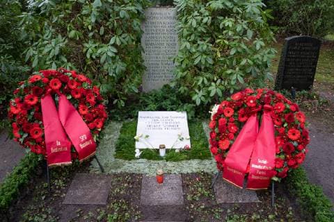 Grab von Helmut und Loki Schmidt auf dem Friedhof Ohlsdorf - Prominente Grabstätte Grabstätten;Kranzniederlegung mit der Vorsitzenden der SPD Hamburg Dr. Melanie Leonhard anlässlich des 100. Geburtstags von Helmut Schmidt - Senatorin Melanie Leonhard legt einen Kranz am Grab von Helmut und Loki Schmidt auf dem Friedhof Ohlsdorf nieder - 100. Gebur, Hamburg Hamburg Deutschland Friedhof Ohlsdorf *** Grave of Helmut and Loki Schmidt at the Ohlsdorf cemetery Prominent Grave of Helmut and Loki Schmidt Graves laid wreaths with the chairman of the SPD Hamburg Dr Melanie Leonhard on the occasion of the 100th birthday of Helmut Schmidt Senator Melanie Leonhard lays a wreath at the grave of Helmut and Loki Schmidt at the Ohlsdorf cemetery 100 birth Hamburg Hamburg Germany Ohlsdorf cemetery