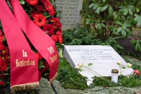 Grab von Helmut und Loki Schmidt auf dem Friedhof Ohlsdorf - Prominente Grabstätte Grabstätten;Kranzniederlegung mit der Vorsitzenden der SPD Hamburg Dr. Melanie Leonhard anlässlich des 100. Geburtstags von Helmut Schmidt - Senatorin Melanie Leonhard legt einen Kranz am Grab von Helmut und Loki Schmidt auf dem Friedhof Ohlsdorf nieder - 100. Gebur, Hamburg Hamburg Deutschland Friedhof Ohlsdorf *** Grave of Helmut and Loki Schmidt at the Ohlsdorf cemetery Prominent Grave of Helmut and Loki Schmidt Graves laid wreaths with the chairman of the SPD Hamburg Dr Melanie Leonhard on the occasion of the 100th birthday of Helmut Schmidt Senator Melanie Leonhard lays a wreath at the grave of Helmut and Loki Schmidt at the Ohlsdorf cemetery 100 birth Hamburg Hamburg Germany Ohlsdorf cemetery