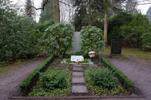 Grab von Helmut und Loki Schmidt auf dem Friedhof Ohlsdorf - Prominente Grabstätte Grabstätten;Kranzniederlegung mit der Vorsitzenden der SPD Hamburg Dr. Melanie Leonhard anlässlich des 100. Geburtstags von Helmut Schmidt - Senatorin Melanie Leonhard legt einen Kranz am Grab von Helmut und Loki Schmidt auf dem Friedhof Ohlsdorf nieder - 100. Gebur, Hamburg Hamburg Deutschland Friedhof Ohlsdorf *** Grave of Helmut and Loki Schmidt at the Ohlsdorf cemetery Prominent Grave of Helmut and Loki Schmidt Graves laid wreaths with the chairman of the SPD Hamburg Dr Melanie Leonhard on the occasion of the 100th birthday of Helmut Schmidt Senator Melanie Leonhard lays a wreath at the grave of Helmut and Loki Schmidt at the Ohlsdorf cemetery 100 birth Hamburg Hamburg Germany Ohlsdorf cemetery