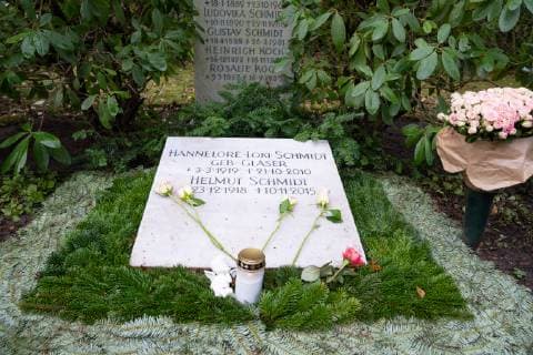 Grab von Helmut und Loki Schmidt auf dem Friedhof Ohlsdorf - Prominente Grabstätte Grabstätten;Kranzniederlegung mit der Vorsitzenden der SPD Hamburg Dr. Melanie Leonhard anlässlich des 100. Geburtstags von Helmut Schmidt - Senatorin Melanie Leonhard legt einen Kranz am Grab von Helmut und Loki Schmidt auf dem Friedhof Ohlsdorf nieder - 100. Gebur, Hamburg Hamburg Deutschland Friedhof Ohlsdorf *** Grave of Helmut and Loki Schmidt at the Ohlsdorf cemetery Prominent Grave of Helmut and Loki Schmidt Graves laid wreaths with the chairman of the SPD Hamburg Dr Melanie Leonhard on the occasion of the 100th birthday of Helmut Schmidt Senator Melanie Leonhard lays a wreath at the grave of Helmut and Loki Schmidt at the Ohlsdorf cemetery 100 birth Hamburg Hamburg Germany Ohlsdorf cemetery