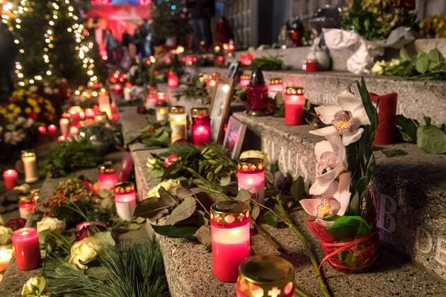 Mit einem stillen Gedenken ist am zweiten Jahrestag (19.12.2018) des Anschlags auf den Berliner Weihnachtsmarkt am Breitscheidplatz der Opfer gedacht worden. Am 19. Dezember 2016 hatte der tunesische Terrorist Anis Amri einen Lastwagen vorsaetzlich in die Besuchermenge auf dem Berliner Weihnachtsmarkt am Breitscheidplatz nahe der Kaiser-Wilhelm-Gedaechtniskirche gelenkt. Dabei starben zwoelf Menschen, mehr als 70 wurden teilweise schwer verletzt. (Siehe epd-Meldung vom 19.12.2018) Gedenken am zweiten Jahrestag des Anschlags vom Berliner Breitscheidplatz *** On December 19, 2016, the Tunisian terrorist Anis Amri had deliberately driven a truck into the crowd of visitors at the Berlin Christmas Market at Breitscheidplatz near Kaiser Wilhelm Gedaechtniskirche On December 19, 2016, twelve people died, more than 70 of whom were seriously injur Copyright: epd-bild ChristianxDitsch EDITORIAL USE ONLY