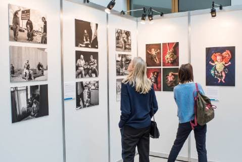 Der spanische Fotograf Antonio Aragon Renuncio wurde am Donnerstag (20.12.2018) in Berlin mit dem Preis UNICEF-Foto des Jahres ausgezeichnet. (Foto: Die Ausstellung UNICEF-Foto 2018 in den Raeumlichkeiten der Bundespressekonferenz). Er erhielt den Preis fuer sein Foto eines behinderten Jungen im afrikanischen Togo. Den zweiten Preis erhielt der aus Bangladesch stammende Fotograf Turjoy Chowdhury, der staatenlos geborene Babys in einem Fluechtlingscamp der aus Myanmar geflohenen Rohingya fotografierte. Die israelische Fotografin Rina Castelnuovo erhielt den dritten Preis fuer ihre Bilderreportage ueber einen palaestinensischen Jungen Mohammed, der an einer seltenen Autoimmunerkrankung leidet. (Siehe epd-Bericht vom 20.12.2018)
