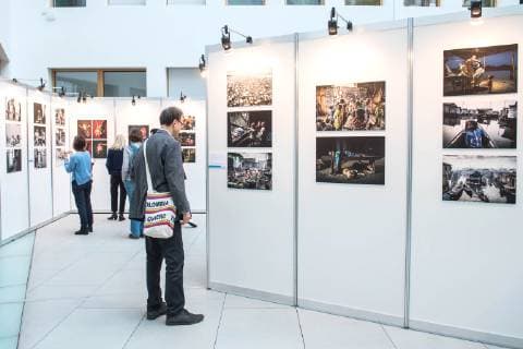 Der spanische Fotograf Antonio Aragon Renuncio wurde am Donnerstag (20.12.2018) in Berlin mit dem Preis UNICEF-Foto des Jahres ausgezeichnet. (Foto: Die Ausstellung UNICEF-Foto 2018 in den Raeumlichkeiten der Bundespressekonferenz). Er erhielt den Preis fuer sein Foto eines behinderten Jungen im afrikanischen Togo. Den zweiten Preis erhielt der aus Bangladesch stammende Fotograf Turjoy Chowdhury, der staatenlos geborene Babys in einem Fluechtlingscamp der aus Myanmar geflohenen Rohingya fotografierte. Die israelische Fotografin Rina Castelnuovo erhielt den dritten Preis fuer ihre Bilderreportage ueber einen palaestinensischen Jungen Mohammed, der an einer seltenen Autoimmunerkrankung leidet. (Siehe epd-Bericht vom 20.12.2018)