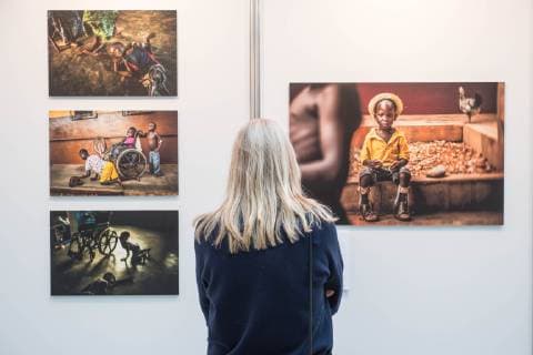 Der spanische Fotograf Antonio Aragon Renuncio wurde am Donnerstag (20.12.2018) in Berlin mit dem Preis UNICEF-Foto des Jahres ausgezeichnet. (Foto: Die Ausstellung UNICEF-Foto 2018 in den Raeumlichkeiten der Bundespressekonferenz). Er erhielt den Preis fuer sein Foto eines behinderten Jungen im afrikanischen Togo. Den zweiten Preis erhielt der aus Bangladesch stammende Fotograf Turjoy Chowdhury, der staatenlos geborene Babys in einem Fluechtlingscamp der aus Myanmar geflohenen Rohingya fotografierte. Die israelische Fotografin Rina Castelnuovo erhielt den dritten Preis fuer ihre Bilderreportage ueber einen palaestinensischen Jungen Mohammed, der an einer seltenen Autoimmunerkrankung leidet. (Siehe epd-Bericht vom 20.12.2018)