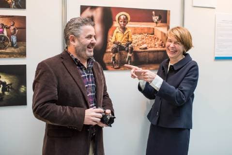 Der spanische Fotograf Antonio Aragon Renuncio wurde am Donnerstag (20.12.2018) in Berlin mit dem Preis UNICEF-Foto des Jahres ausgezeichnet. (Foto: Die Ehefrau von Bundespraesident Frank-Walter Steinmeier und Unicef-Schirmherrin Elke Buedenbender und der Fotograf Antonio Aragon Renuncio). Er erhielt den Preis fuer sein Foto eines behinderten Jungen im afrikanischen Togo. Den zweiten Preis erhielt der aus Bangladesch stammende Fotograf Turjoy Chowdhury, der staatenlos geborene Babys in einem Fluechtlingscamp der aus Myanmar geflohenen Rohingya fotografierte. Die israelische Fotografin Rina Castelnuovo erhielt den dritten Preis fuer ihre Bilderreportage ueber einen palaestinensischen Jungen Mohammed, der an einer seltenen Autoimmunerkrankung leidet. (Siehe epd-Bericht vom 20.12.2018)
