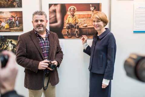 Der spanische Fotograf Antonio Aragon Renuncio wurde am Donnerstag (20.12.2018) in Berlin mit dem Preis UNICEF-Foto des Jahres ausgezeichnet. (Foto: Die Ehefrau von Bundespraesident Frank-Walter Steinmeier und Unicef-Schirmherrin Elke Buedenbender und der Fotograf Antonio Aragon Renuncio). Er erhielt den Preis fuer sein Foto eines behinderten Jungen im afrikanischen Togo. Den zweiten Preis erhielt der aus Bangladesch stammende Fotograf Turjoy Chowdhury, der staatenlos geborene Babys in einem Fluechtlingscamp der aus Myanmar geflohenen Rohingya fotografierte. Die israelische Fotografin Rina Castelnuovo erhielt den dritten Preis fuer ihre Bilderreportage ueber einen palaestinensischen Jungen Mohammed, der an einer seltenen Autoimmunerkrankung leidet. (Siehe epd-Bericht vom 20.12.2018)
